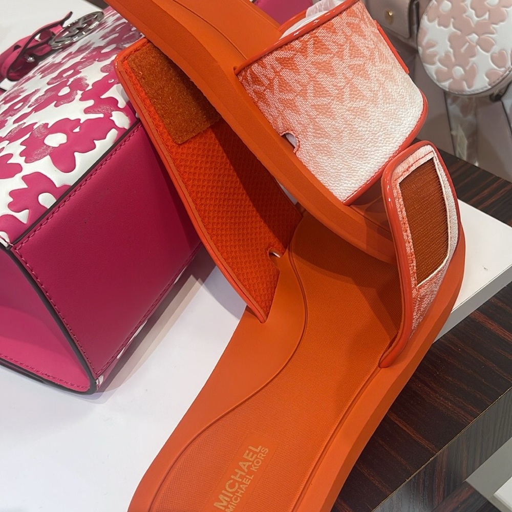 Michael Kors Slide Logo Sandals Palmer Ombré Signature
Red Clay 
NWT - Picture 10 of 16